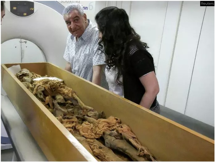 dokter Sahar Saleem memindai mumi Firaun Seqenenre
