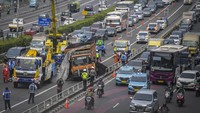 Sejumlah petugas tol dan kepolisian terlihat bersiaga di lokasi.  