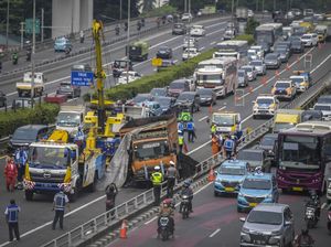 Dua Truk Kecelakaan Beruntun di Tol Dalam Kota, Begini Kondisinya
