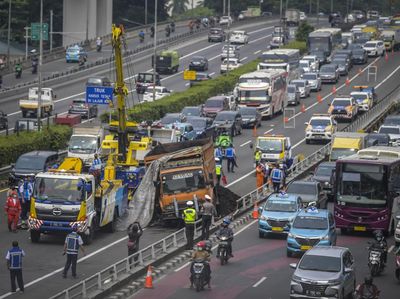 Dua Truk Kecelakaan Beruntun di Tol Dalam Kota, Begini Kondisinya