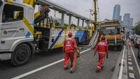 Kecelakaan antara truk B 9566 FEH dengan truk BK 8851 FB mengakibatkan sopir kedua kendaraan itu mengalami luka-luka.  