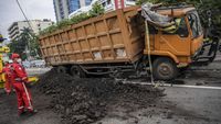 Dua Truk Kecelakaan Beruntun Di Tol Dalam Kota, Begini Kondisinya