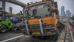 Dua Truk Kecelakaan Beruntun di Tol Dalam Kota, Begini Kondisinya