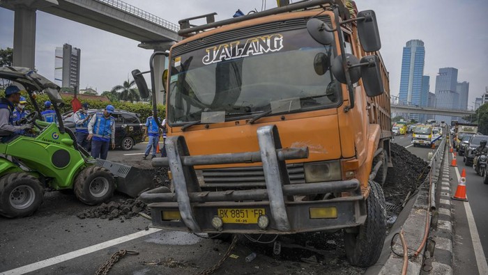 Petugas melakukan evakuasi truk bermuatan batu bara yang mengalami kecelakaan beruntun di Jalan Tol Dalam Kota, Cawang-Grogol KM 5400, di Jakarta, Rabu (18/1/2023). Kecelakaan antara truk B 9566 FEH dengan truk BK 8851 FB mengakibatkan sopir kedua kendaraan itu mengalami luka-luka serta menyebabkan arus lalu lintas di jalan tol mengalami kemacetan panjang. ANTARA FOTO/Galih Pradipta/tom.