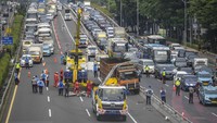 Kecelakaan itu juga menyebabkan arus lalu lintas di jalan tol mengalami kemacetan panjang.  