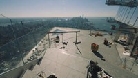 Merchandise dijual di lantai 100 dan lantai empat dengan kaus bergambar Hudson Yards dihargai USD 65. Tiket masuk ke Edge sebesar USD 38.