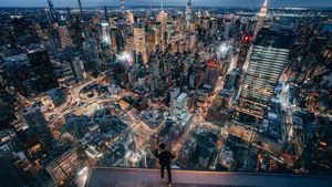 Melihat Kota New York dari Balkon Langit