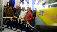 Direktur Consumer PT Bank Tabungan Negara (Persero) Tbk. Hirwandi Gafar bersama Kepala Kantor Cabang Syariah Bank BTN Bandar Lampung Bayu Dwi Haryanto, Asisten Perekonomian dan Pembangunan Kota Bandar Lampung Tole Dailami dan Asisten Perekonomian dan Pembangunan Provinsi Lampung Kusnadi menggunting pita pembukaan Kantor Cabang Syariah Bank BTN Bandar Lampung di Bandar Lampung, Rabu (18/1). 