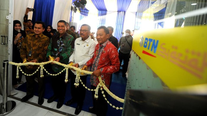 Ekspansi Perbankan Syariah di Bandar Lampung Direktur Consumer PT Bank Tabungan Negara (Persero) Tbk. Hirwandi Gafar (kedua kiri), Kepala Kantor Cabang Syariah Bank BTN Bandar Lampung Bayu Dwi Haryanto (kiri), Asisten Perekonomian dan Pembangunan Kota Bandar Lampung Tole Dailami (kedua kanan), dan Asisten Perekonomian dan Pembangunan Provinsi Lampung Kusnadi (kanan) tersenyum sebelum menggunting pita dalam pembukaan Kantor Cabang Syariah Bank BTN Bandar Lampung di Bandar Lampung, Rabu (18/1). Mengawali tahun 2023, BTN Syariah semakin ekspansif melakukan perluasan usaha untuk menggarap potensi bisnis pembiayaan syariah dan mendukung pemerintah dalam meningkatkan ekosistem syariah yang kini makin diminati masyarakat. Perluasan jaringan kantor syariah tersebut juga untuk mempermudah masyarakat Lampung memiliki rumah dengan pembiayaan syariah.
