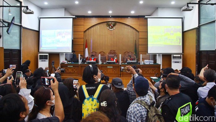 Mantan ajudan Ferdy Sambo, Bharada Richard Eliezer Pudihang Lumiu, dituntut hukuman 12 tahun penjara. Begini ekspresinya usai jalani sidang tuntutan.