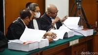 Jaksa tampak membacakan tuntutan.