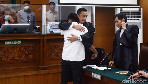 Mantan ajudan Ferdy Sambo, Bharada Richard Eliezer Pudihang Lumiu, dituntut hukuman 12 tahun penjara. Begini ekspresinya usai jalani sidang tuntutan.