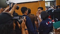 Richard Eliezer Pudihang Lumiu atau Bharada E didakwa bersama-sama dengan Ferdy Sambo melakukan pembunuhan berencana terhadap Brigadir N Yosua Hutabarat. Eliezer disebut dengan sadar dan tanpa ragu menembak Yosua.