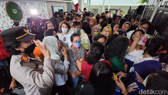 5 Kali Momen Penggemar Eliezer Bikin Sidang Geger