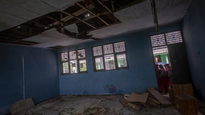 Sejumlah siswa melihat ruang kelas yang rusak di SD Negeri 1 Parakanbeusi di Lebak, Banten, Rabu (18/1/2023). Menurut pihak sekolah sebanyak empat ruang kelas kondisinya rusak berat dan sudah tidak digunakan lagi selama bertahun-tahun sehingga guru serta siswa sangat mengharapkan bantuan dari pemerintah untuk segera memperbaiki.