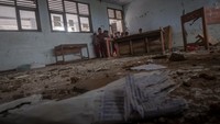 Empat ruangan sekolah yang saat ini kondisinya rusak sudah cukup lama, hingga saat ini belum ada perbaikan. Kondisi ini membuat khawatir bagi guru dan siswa,