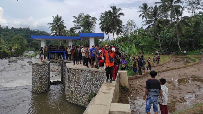 Evakuasi jenazah siswa SD yang tewas usai melompat ke sungai.