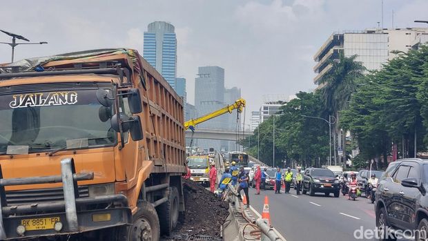 Evakuasi truk kecelakaan di Tol Dalam Kota. (Rumondang/detikcom)