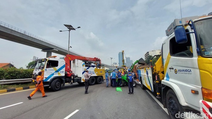 Evakuasi truk kecelakaan di Tol Dalam Kota. (Rumondang/detikcom)
