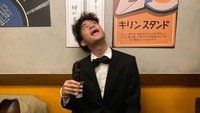 Tingkahnya yang kocak dipertunjukkan saat menyambangi restoran Jepang. Saat menikmati minuman di tangannya, ia tampak konyol. Foto: Instagram/iamdevano