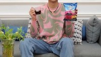 Sebelumnya, Devano Danendra dikenal sebagai sosok periang. Ia seringkali pergi bersama kekasihnya mengunjungi kafe-kafe yang kece. Foto: Instagram/iamdevano