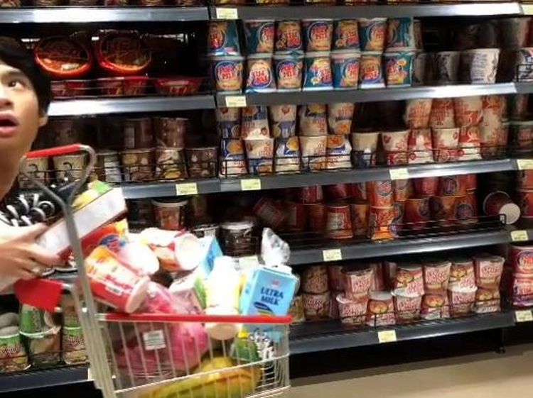 10 Momen Devano Danendra Saat Hangout dan Belanja Mie Instan