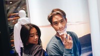 Sebelumnya, Devano Danendra dikenal sebagai sosok periang. Ia seringkali pergi bersama kekasihnya mengunjungi kafe-kafe yang kece. Foto: Instagram/iamdevano