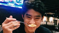 Menyambangi restoran dengan makanan yang lezat juga menjadi kegemarannya. Memesan mac and cheese, Devano tersenyum lebar menyantap makan malamnya. Foto: Instagram/iamdevano
