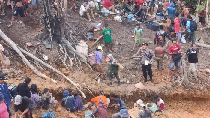 Sejumlah warga di Kabupaten Gunung Mas, Kalimantan Tengah (Kalteng) tiba-tiba menyerbu sebuah kawasan di Bukit Naga yang diduga memiliki banyak kandungan emas.