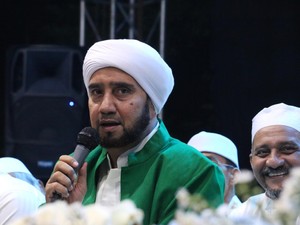 Lirik Sholawat Al-Kaunu Adhoa: Teks Arab, Latin, dan Terjemahannya