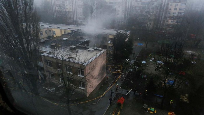 Emergency personnel work at the site of a helicopter crash, amid Russia's attack on Ukraine, in the town of Brovary, outside Kyiv, Ukraine, January 18, 2023. REUTERS/Valentyn Ogirenko