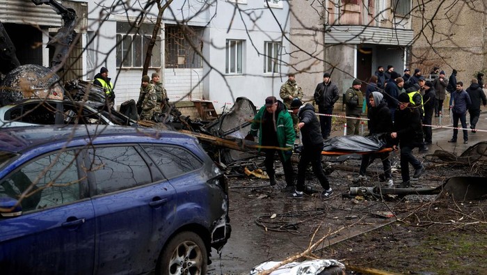 Emergency personnel work at the site of a helicopter crash, amid Russia's attack on Ukraine, in the town of Brovary, outside Kyiv, Ukraine, January 18, 2023. REUTERS/Valentyn Ogirenko
