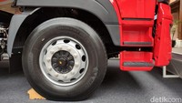 Hino500 merupakan kendaraan yang acap difungsikan sebagai pengangut bahan bakar beracun (B3). Selain itu, mobil tersebut juga banyak digunakan sebagai armada Pertamina. Itulah mengapa, penggunaan teknologi dirasa wajib. Foto: Septian Farhan Nurhuda / detik.com