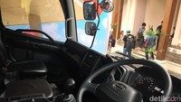 Selain ABS, Hino500 Ultimate Safety juga dibekali Daytime Running Light atau DRL LED, on-road cabin, strainer, power window, dan pendingin ruangan atau AC. Meski telah diluncurkan, namun Hino belum mengumumkan harga resmi untuk kendaraan tersebut. Foto: Septian Farhan Nurhuda / detik.com