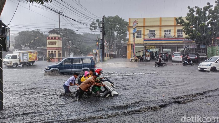 Hujan deras melanda kawasan Gading Tutuka, Soreang, Kabupaten Bandung pada Rabu (18/1/2023). Hujan mengakibatkan banjir cileuncang