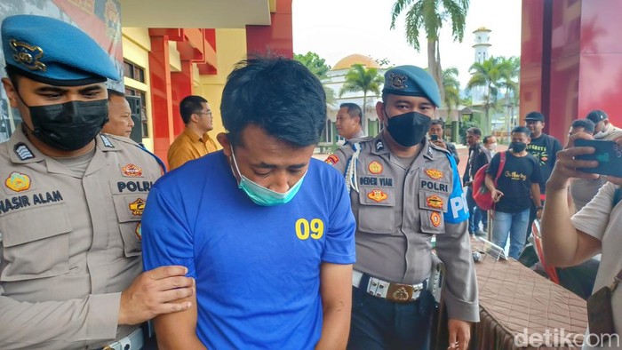 HZ (29) residivis pencurian kendaraan bermotor tertunduk lesu saat digiring petugas Polresta Bandung saat dihadirkan dalam konferensi pers, Rabu (18/1/2023)