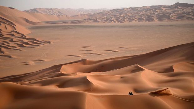 Spain's biker Lorenzo Santolino competes during Stage 12 of the Dakar 2023 between Empty Quarter Marathon and Shaybah, in Saudi Arabia, on January 13, 2023. -  (Photo by FRANCK FIFE / AFP)