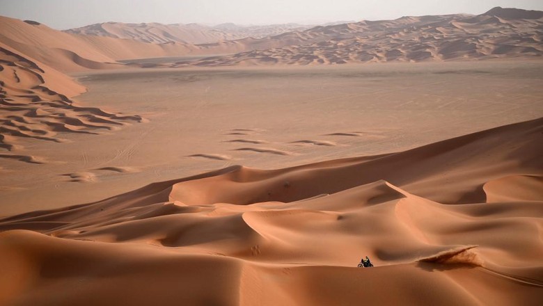 Ilustrasi gurun di Arab Saudi Spains biker Lorenzo Santolino competes during Stage 12 of the Dakar 2023 between Empty Quarter Marathon and Shaybah, in Saudi Arabia, on January 13, 2023. - (Photo by FRANCK FIFE / AFP)