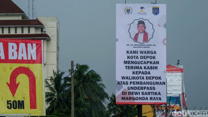 Ini Lho Baliho 'Terima Kasih Walkot Depok Sebuah baliho berisi ucapan terima kasih dari warga Depok kepada Wali Kota Depok M Idris atas underpass Dewi Sartika muncul di dekat underpass Dewi Sartika. Warga pun heran atas keberadaan baliho itu, Rabu (18/1/2023)