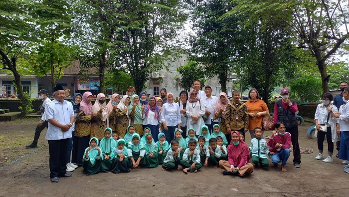 Ibu Negara Iriana Jokowi berfoto bersama anak-anak di kampung Dolanan Desa Sidowayah, Kecamatan Polanharjo.