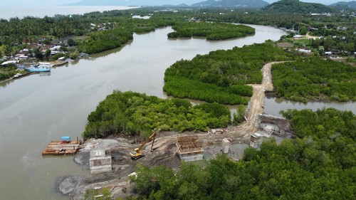 Bupati Lombok Barat meminta pihak-pihak yang mempertanyakan izin UKL-UPL proyek jembatan gantung untuk berkoordinasi dengan Dinas PUPR setempat.
