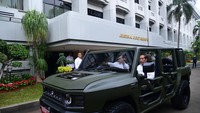 Setelah itu, Jokowi dan Prabowo menjajal kendaraan operasional Maung buatan Pindad. Prabowo mengendarai langsung kendaraan Maung. (Foto: Lukas - Biro Pers Sekretariat Presiden)
