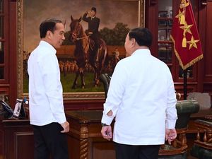 Ngobrol 4 Mata dengan Jokowi di Ruangannya, Prabowo: Inspeksi Mendadak