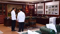 Jokowi kemudian berjalan menuju mobil rantis usai pengarahan. Prabowo sempat mengajak Jokowi untuk meninjau ruangannya. (Foto: Lukas - Biro Pers Sekretariat Presiden)