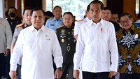 Jokowi hadir di kantor Kemhan disambut langsung Prabowo. Selain itu, Panglima TNI hingga Kapolri turut menyambut. (Foto: Lukas - Biro Pers Sekretariat Presiden)