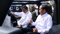 Maung merupakan kendaraan operasional satuan untuk medan offroad yang dirancang oleh industri dalam negeri, PT Pindad. Kendaraan bermesin diesel 4 silinder turbocharged tersebut diciptakan untuk mendukung operasi serta mobilisasi pertempuran jarak dekat dan jelajah dalam segala medan. (Foto: Lukas - Biro Pers Sekretariat Presiden)