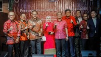 Ketua Kadin Jakarta Timur Anta Ginting (tengah) bersama Ketua Kadin DKI Jakarta Diana Dewi (jilbab), Ketua Badan Sertifikat Kadin DKI Jakarta Pulo Marbun (kiri), Wakil Ketua Kadin Indonesia Bidang Hukum dan HAM, Dhaniswara K. Harjono (ketiga kiri) saat perayaan Natal 2022 bertema : Semangat Natal Memampukan Dunia Usaha Optimis Menyongsong Tantangan dan Peluang Tahun 2023 di Jakarta Timur, Rabu (18/1/23).