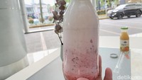 Semua kue yang ditawarkan oleh Fragments ini cocok sekali dinikmati bersama Korean Strawberry Milk. Rasa susunya super creamy, ada sentuhan segar dari stroberi. Foto: detikFood / Yenny Mustika Sari