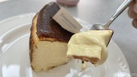 Basque Cheesecake (Rp 55.000) menjadi menu andalan dari Fragments. Ukurannya tak begitu besar, tapi cukup puas untuk menikmatinya. Basque Cheesecake ini memiliki tampilan yang sempurna, bagian luarnya tampak gosong, namun tidak meninggalkan rasa pahit. Foto: detikFood / Yenny Mustika Sari