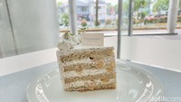 Kami memesan Earl Grey Caramelize dApple Cream Cake (Rp 65.000). Tampilannya sangat cantik ala Korean cake. Cake ini terbuat dari 4 lapis sponge cake super lembut yang dipadukan bersama krim rasa teh earl grey. Foto: detikFood / Yenny Mustika Sari